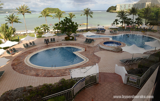 ホテルにはプール