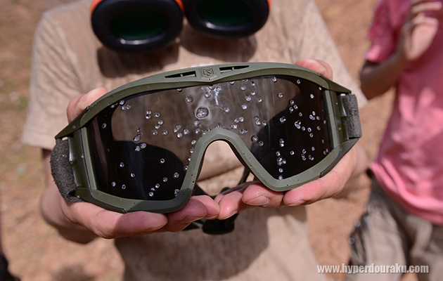 散弾を受け止めたリビジョンのゴーグル