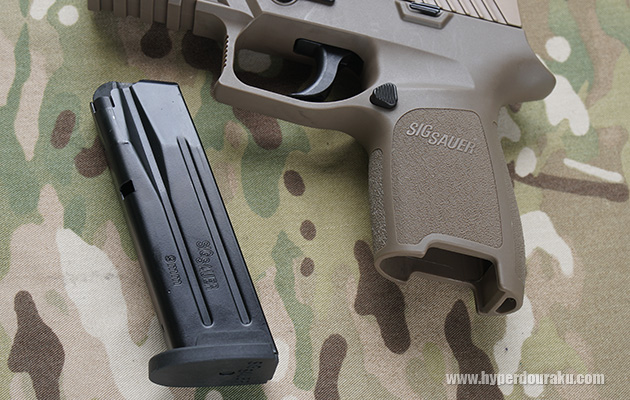 マガジン装弾数は15発