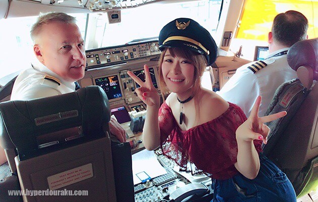 コクピットで機長と