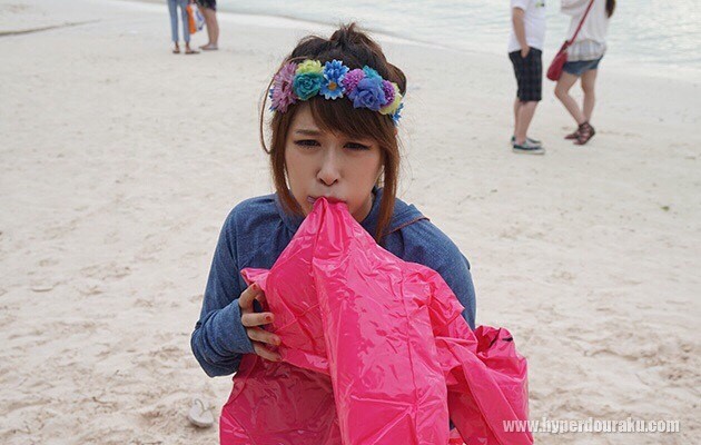 その浮輪は口じゃ無理!!