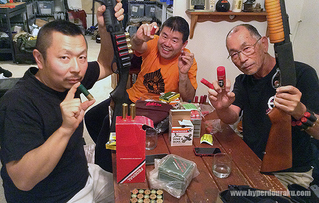 自慢のショットガンを見せびらかす市郎一味