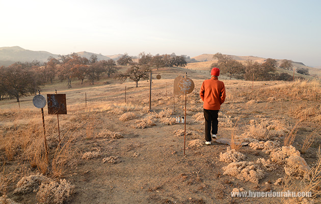 タカさんに案内されてハウスの裏庭