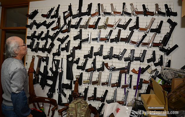 びっしりとトイガンが飾られている