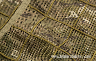 パラコードが頑強に縫い付けられている