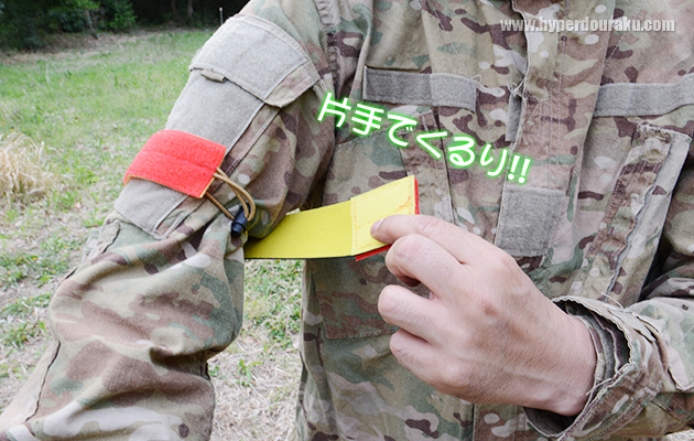 腕に巻いてベルクロで留めるだけ