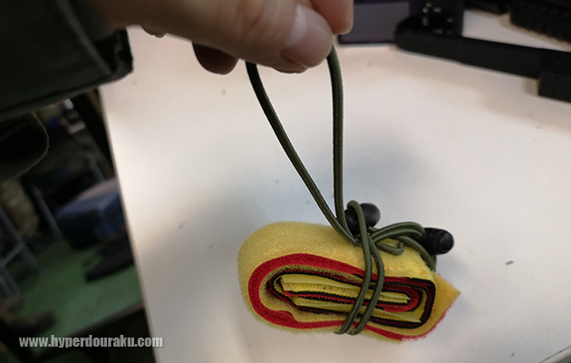 ゴム紐でまとめられる