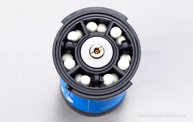 下からBB弾をジャラジャラと入れます