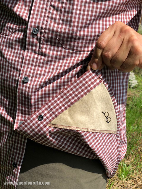 シャツの左側の裾内側