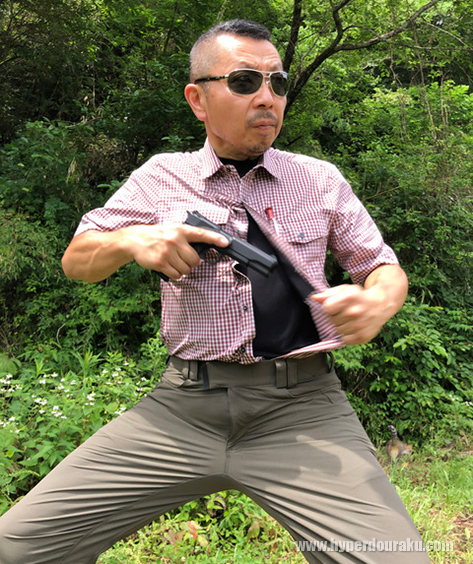 一見ボタン仕様のシャツ