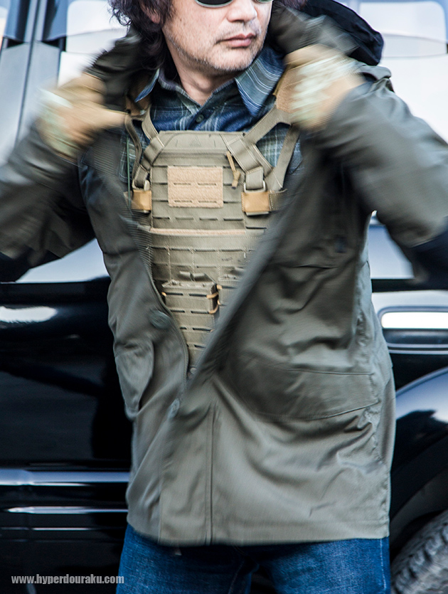 ボディアーマーや機関銃を身につけた状態