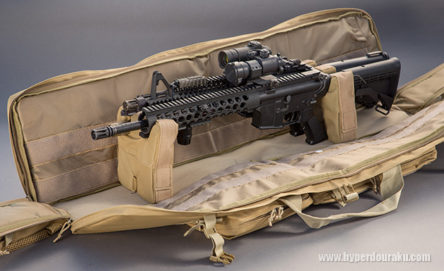 パッドの凹みに銃身やストック基部を挟み込む