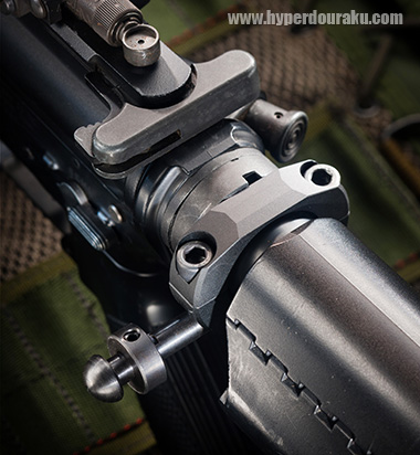 チャージングハンドル操作を妨げない