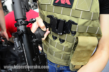 体の正面でマジッククリップを装着