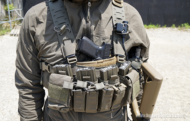 胸元にハンドガンを携帯したい