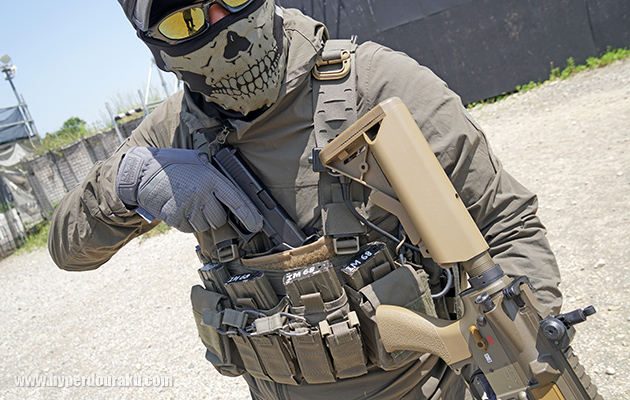 胸元にハンドガン