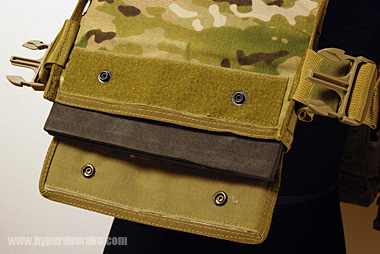 防弾プレートを挿入