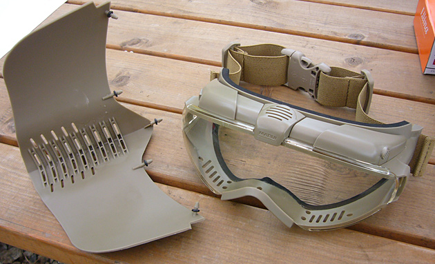 フェイスガードを取り外す