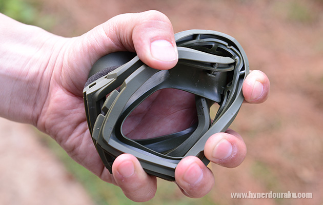 フレームは手でぐにゃりと丸められるほどに柔らかい