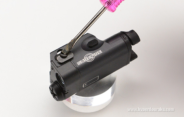 マイナスネジを緩める