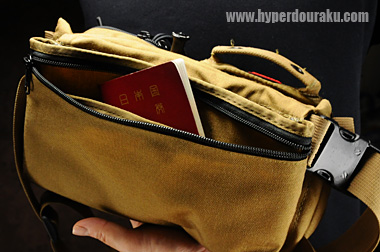 手前のジッパー付きポケット