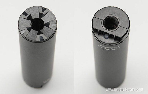 フロント部にはプラ製のキャップ