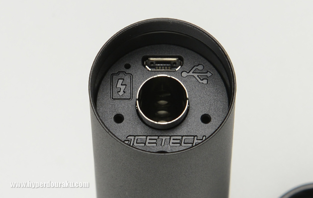 充電用のUSBマイクロBコネクタ