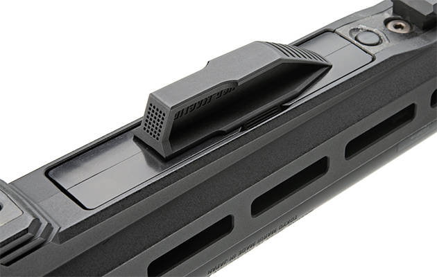 少し弾力のある樹脂製