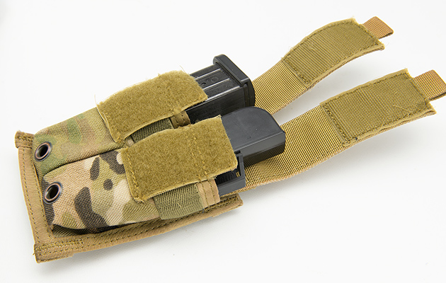 ナイロンマグポーチに入る