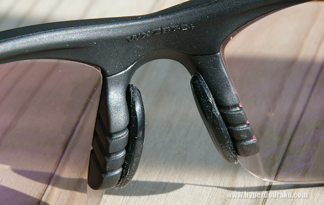 ノーズピースに貼り付けるだけ