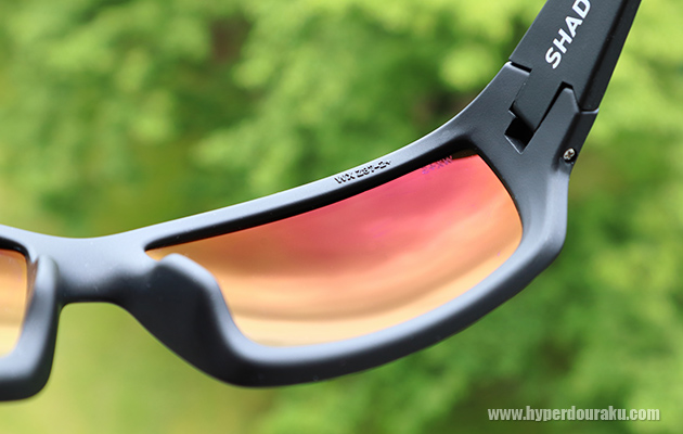 薄く虹色に光って見える