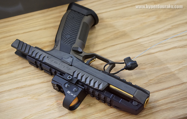 スライドを後退