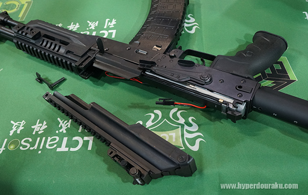 バッテリーはレシーバーカバー内