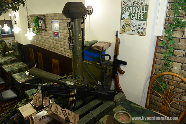 M47 ドラゴン対戦車ミサイルの撃ち殻や、M249 MINIMI分隊支援火器