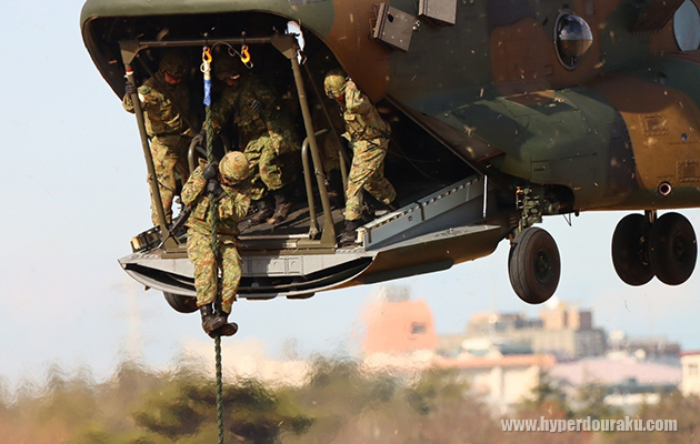 チヌークからロープ降下