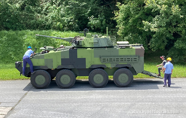 車両後部と上面にハッチ