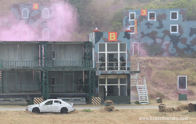 港湾施設に突入