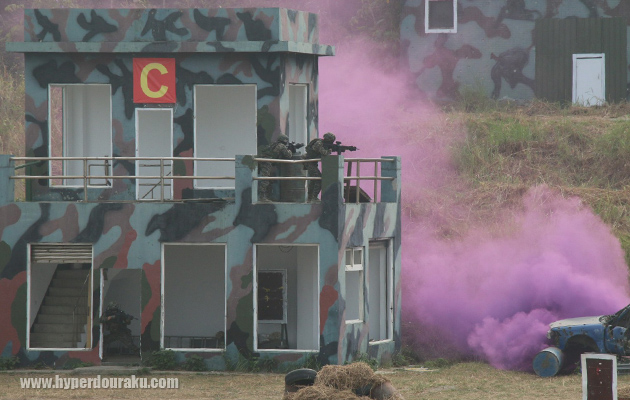 港湾施設に突入