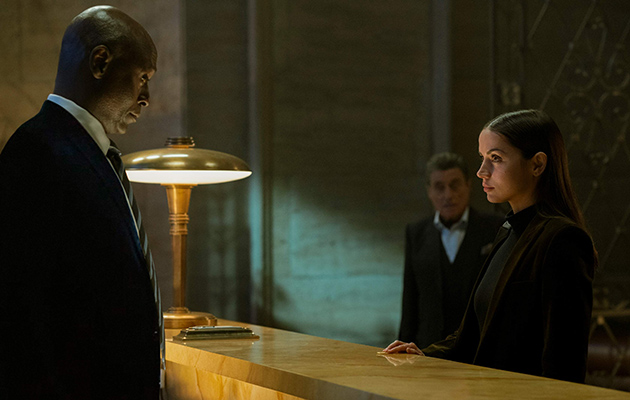 シャロン役のランス・レディック