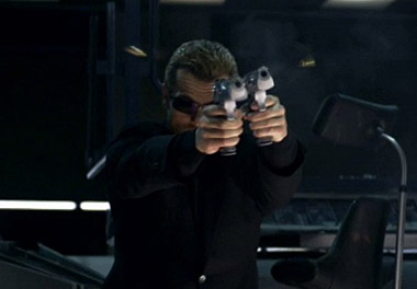 デザートイーグル 二丁拳銃