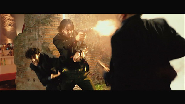 激しいガンアクション