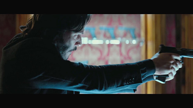 2丁のグロックを受け取り構えるシーン