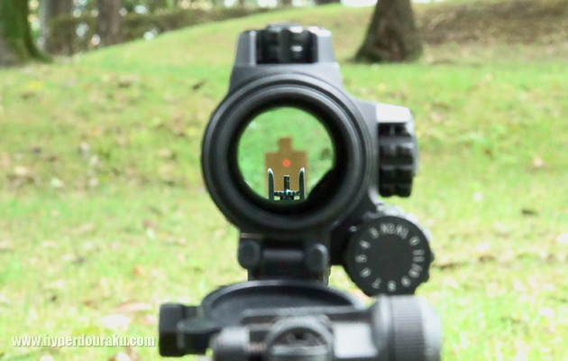 ドットサイト越しにアイアンサイトを見た様子