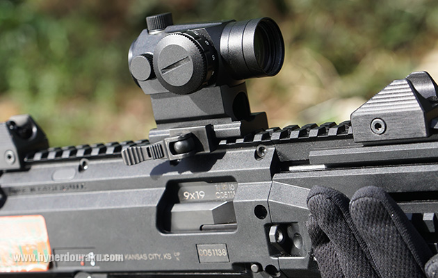 マウントベースに設けられた穴から前後アイアンサイトが使用できた