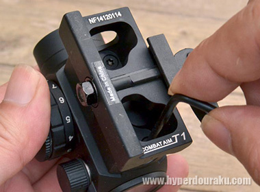 底部にある4本の特殊スクリュー