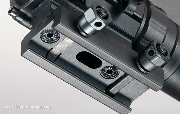 ピカティニーレールのスロットに噛み合うラグ