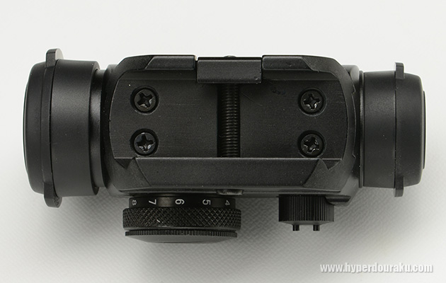 底部には4つのプラスネジ