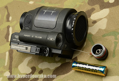 電池は側面のふたを開けてCR123A