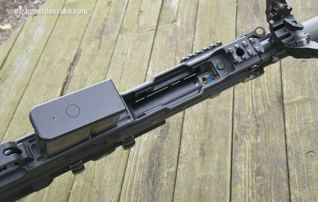 マガジンは抜いている