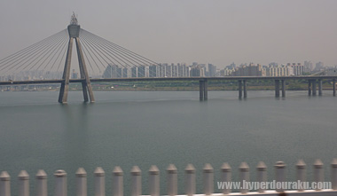 漢江(ハンガン)を渡る